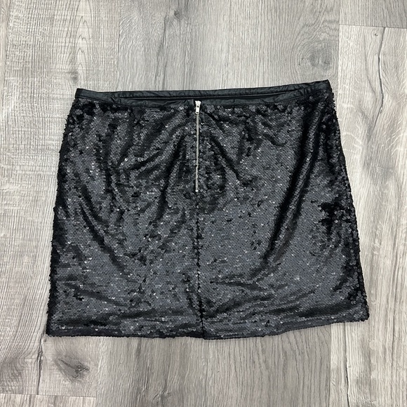 BLACK MINI SKIRT-L (NWT) - Picture 2 of 3